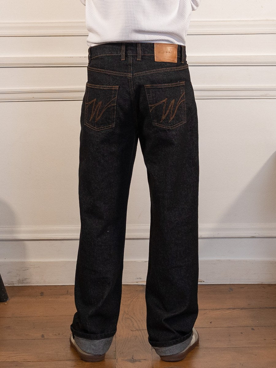 Le pantalon regular en denim brut - Walk in Paris - vue de dos portée