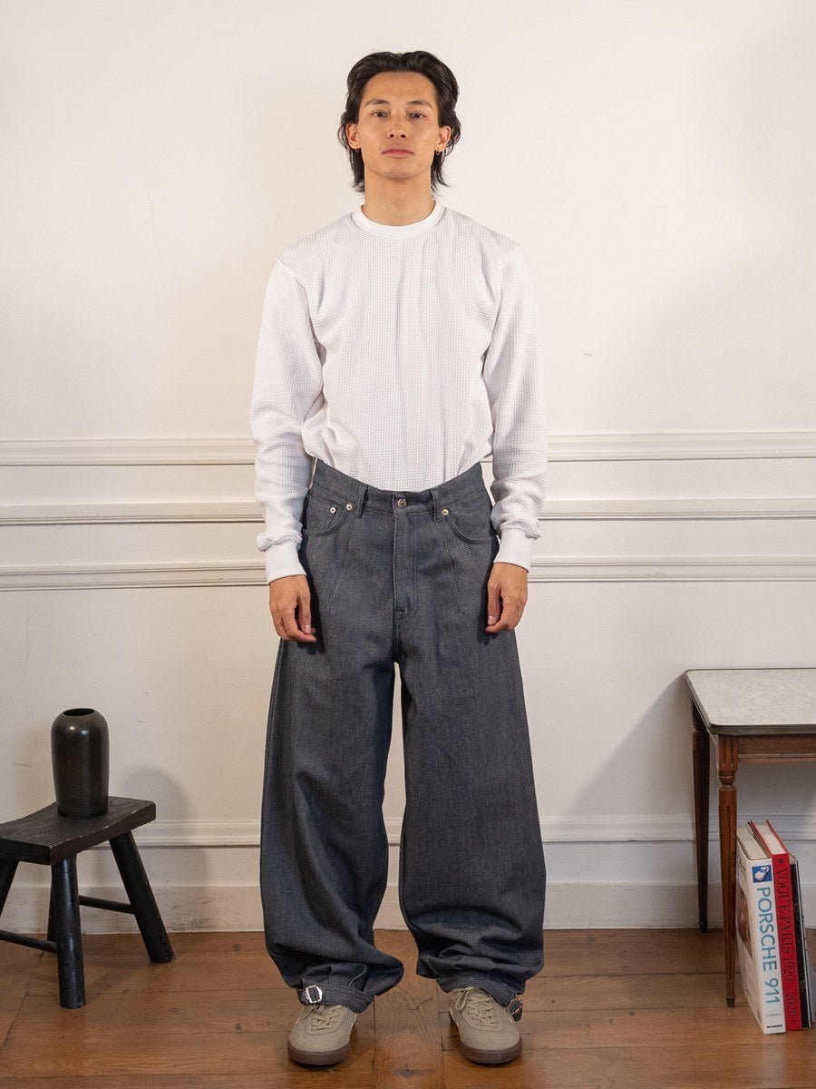 Le pantalon uniforme du postier - Walk in Paris - vue portée en pied
