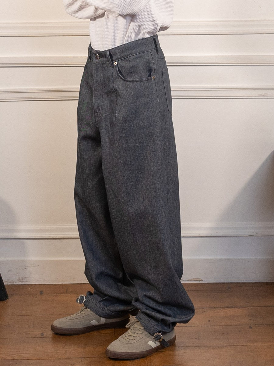 Le pantalon uniforme du postier - Walk in Paris - vue de profil portée