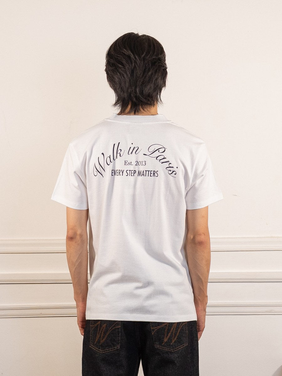Le t-shirt Signature blanc - Walk in Paris - vue de dos portée