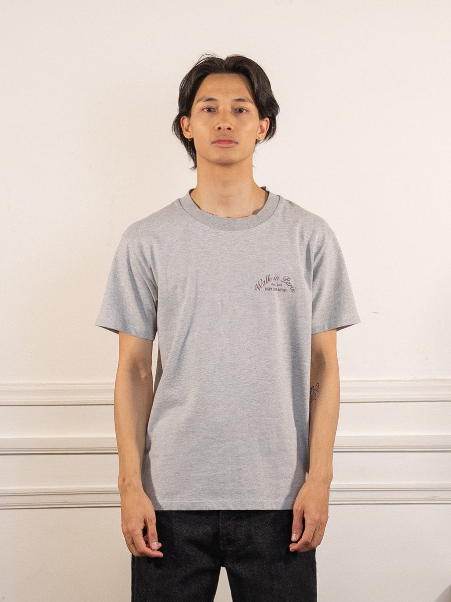 Le t-shirt Signature gris - Walk in Paris - vue de face portée