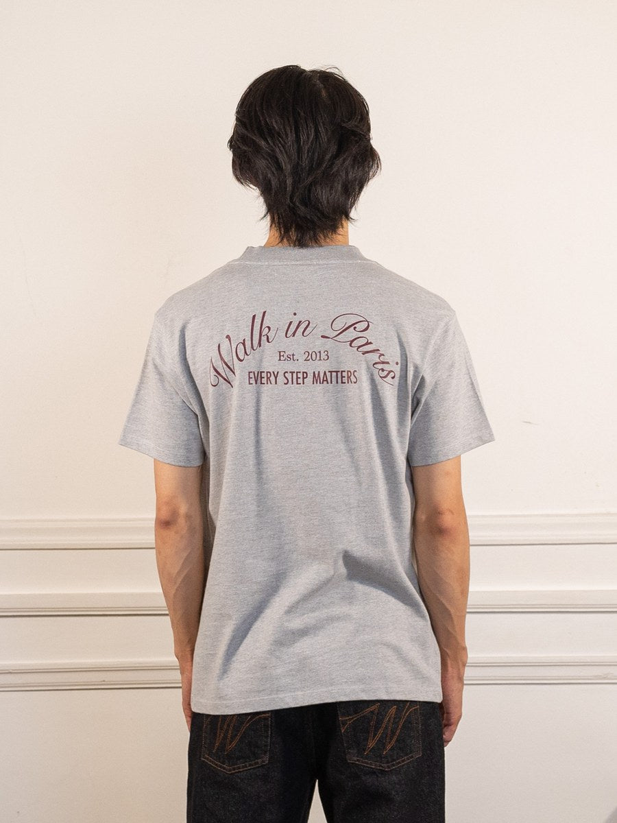 Le t-shirt Signature gris - Walk in Paris - vue de dos portée