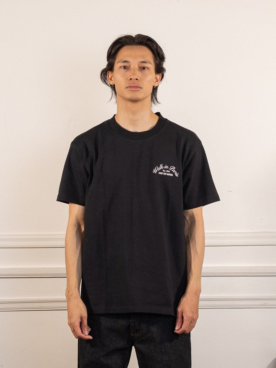 Le t-shirt Signature noir - Walk in Paris - vue de face portée