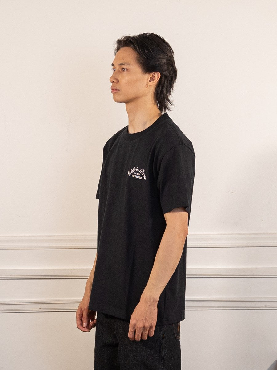 Le t-shirt Signature noir - Walk in Paris - vue de profil portée