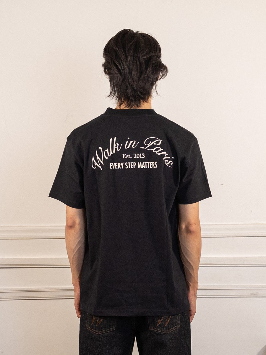 Le t-shirt Signature noir - Walk in Paris - vue de dos portée