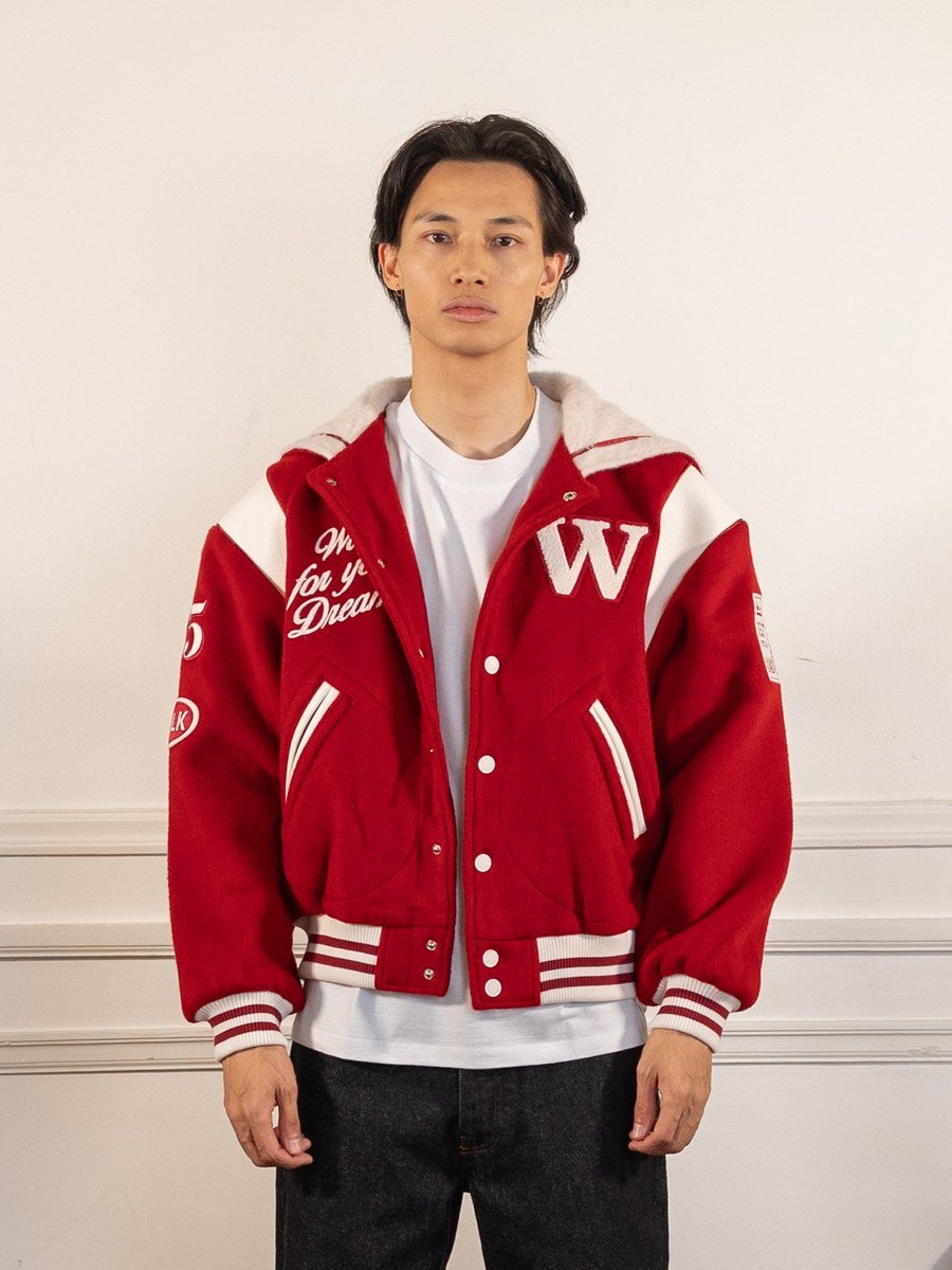 La Varsity Jacket du Postier en laine rouge - Walk in Paris - vue de face portée