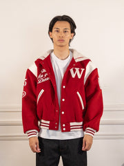 La Varsity Jacket du Postier en laine rouge - Walk in Paris - vue de face portée