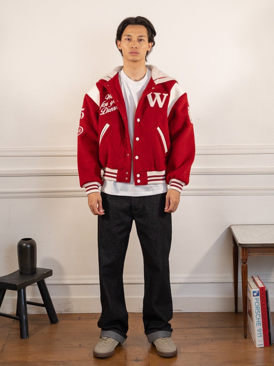 La Varsity Jacket du Postier en laine rouge - Walk in Paris - vue portée en pied
