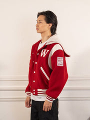 La Varsity Jacket du Postier en laine rouge - Walk in Paris - vue de profil portée