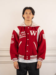 La Varsity Jacket du Postier en laine rouge - Walk in Paris - vue de face portée, veste fermée
