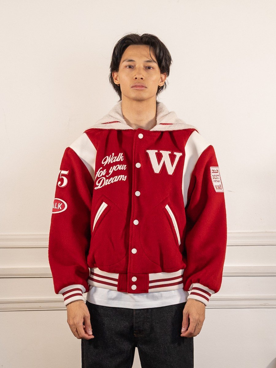 La Varsity Jacket du Postier en laine rouge - Walk in Paris - vue de face portée, veste fermée